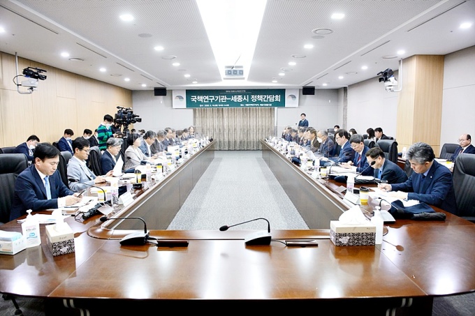 [뉴스핌] 세종시-국책연구기관, 포스트 코로나 시대 정책간담회 : [보도기사] 유종일 원장