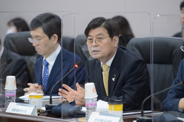 [내외뉴스통신] 포스트코로나 시대 지역경제 활성화 방안 모색  : [보도기사] 유종일 원장