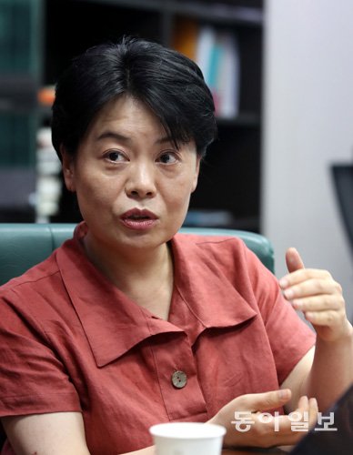 [동아일보] 윤희숙 “돈 뜯어내는 게 뭐가 문제냐니…극단 선동에 현기증” : [인터뷰] KDI대학원