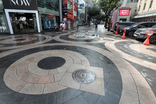 [한국일보] 신규 확진 400명대…3단계 격상 '선택의 시간'이 왔다 : [보도기사] 유종일 원장