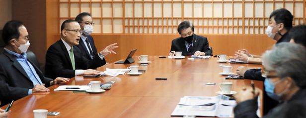 [조선일보] [조선일보 독자권익보호위원회 10월 정례회의] 집회·방역 모두 보장한 외국 사례 들어 국민 기본권 유린 부각시켜야 : [보도기사] 김준경 교수