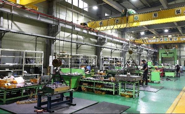 [조선비즈] 22년만에 최악 제조업 한파… '구조조정 딜레마' 빠진 韓경제 : [보도기사] 김현욱 교수