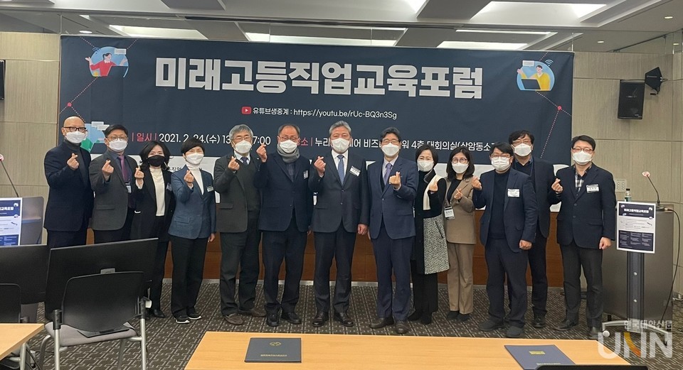 [한국대학신문] '고등직업교육'의 미래...'평생직업교육' 발전방안 위해 전문가 뭉쳤다 : [보도기사] 이주호 교수