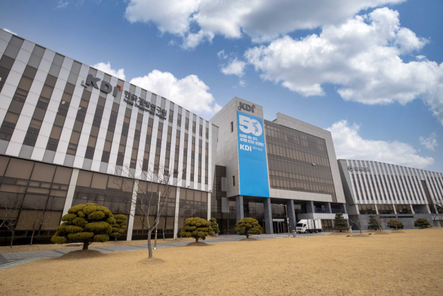 [서울경제] 50돌 맞은 한국의 '싱크탱크' KDI.. 미래 정책 생태계 이끈다 : [보도기사] KDI대학원