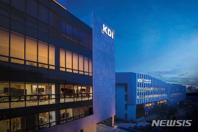 [뉴시스] 文대통령 임기 1년 남기고 국책硏 원장 줄줄이 바뀐다 : [보도기사] KDI대학원