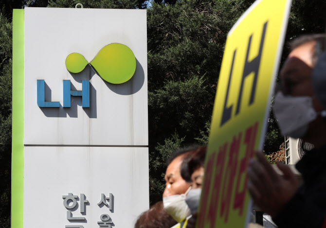 [이데일리] [단독]LH, 성과급 1468억 챙겼다...수조원 적자 공기업들도 6500억 받아 : [보도기사] 박진 교수