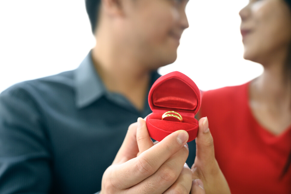 [한겨레] 미혼 남녀 10명 중 8명 