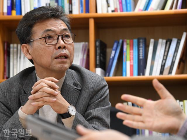 [한국일보] '소주성' 홍장표 KDI원장 임명에...KDI출신 野의원들 