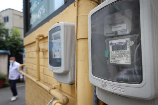 [디지털타임스] [전기요금 연료비 연동제 '표류'] 인플레 우려에 동결한다지만...정치논리에 신뢰 무너진 정부정책 : [보도기사] 임원혁 교수