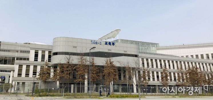 [아시아경제] 새 정부 '교육 홀대'에…보수·진보 교육계 일제히 비판 : [보도기사] 이주호 교수