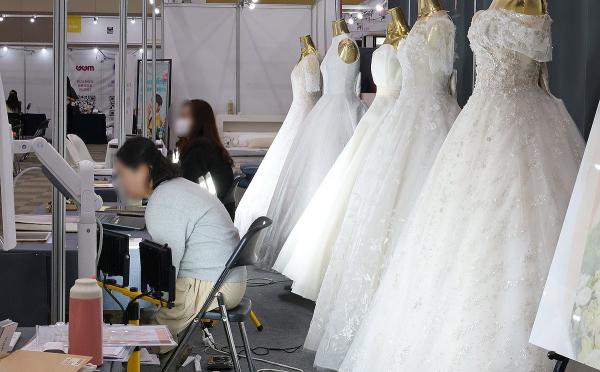 결혼이 '필수' 아닌 '옵션'인 세대…앞 세대 경험이 거울이 됐다